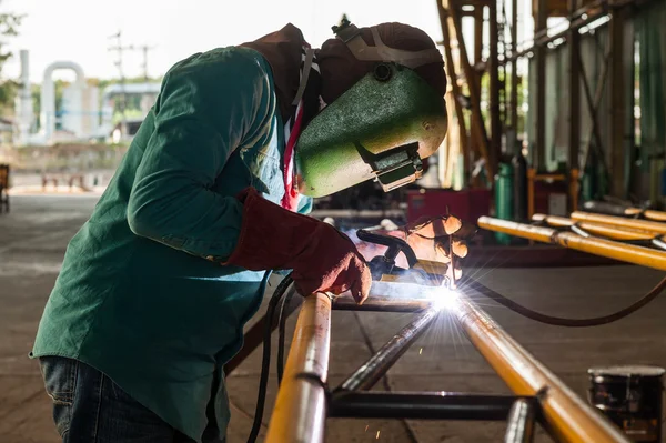 Worker welding the steel structure — Stock Photo, Image