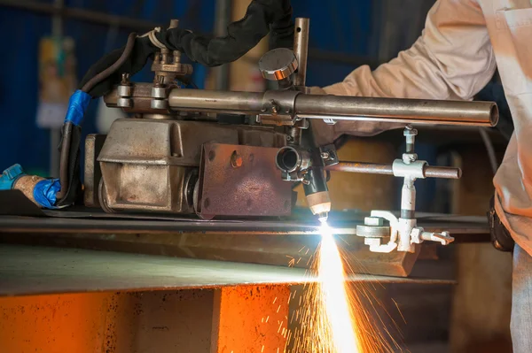 Worker welding the steel structure — Stock Photo, Image