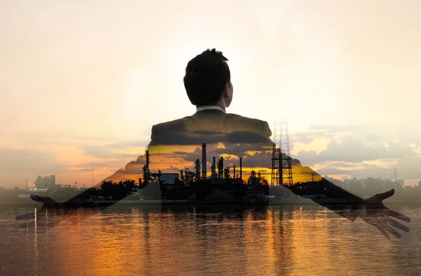 Refinary petrol ve gaz ve iş adamı çift pozlama