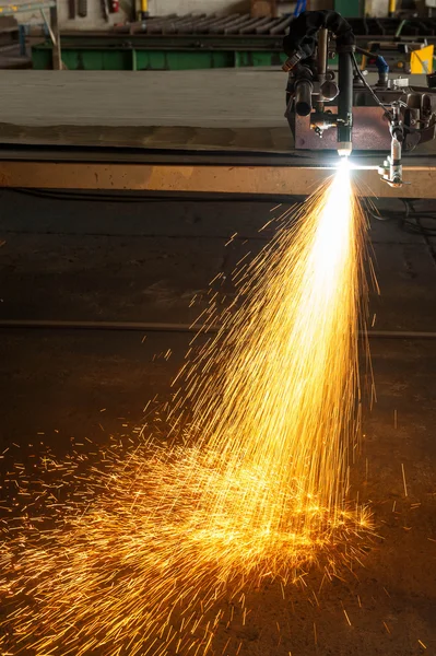 Corte de metal com tocha de plasma — Fotografia de Stock