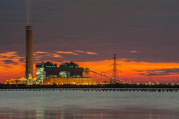 Panorama sobre a área de refinaria de gás de petróleo líquido e natural no crepúsculo Imagem De Stock