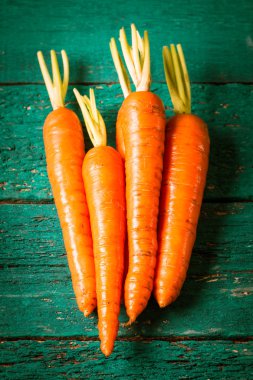 Ahşap masa, diyet kavramı üzerinde taze havuç