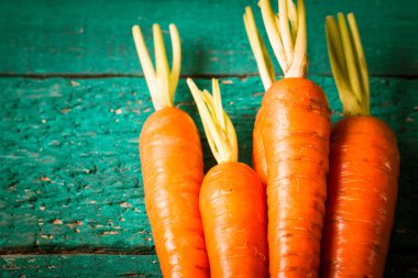 Ahşap masa, diyet kavramı üzerinde taze havuç