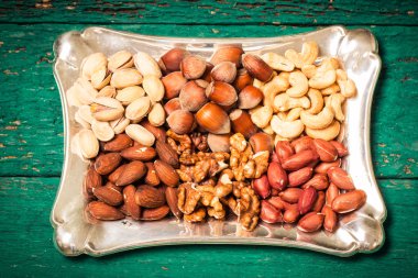 Ahşap masa, sağlıklı vegan fındık gıda mix.