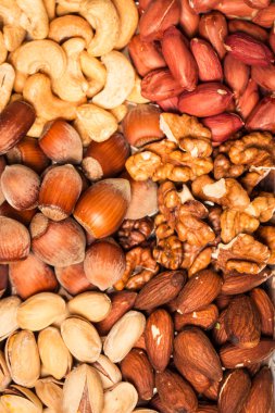 Ahşap masa, sağlıklı vegan fındık gıda mix.