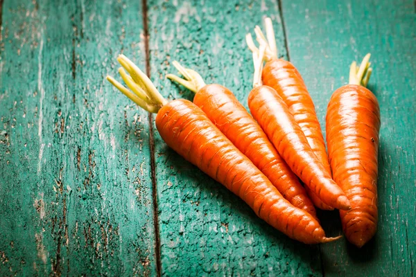 Čerstvá mrkev na dřevěný stůl, dieta koncepce — Stock fotografie