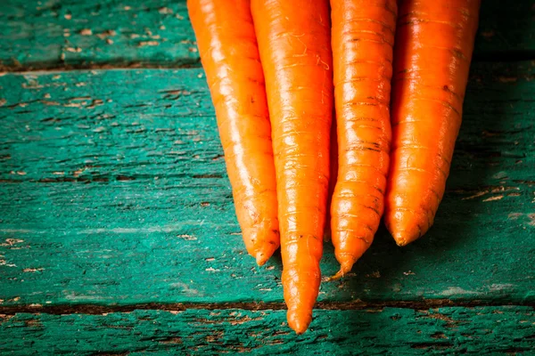 Čerstvá mrkev na dřevěný stůl, dieta koncepce — Stock fotografie