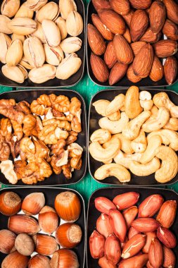 Ahşap masa, sağlıklı vegan fındık gıda mix.