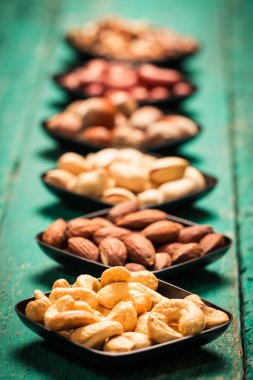 Ahşap masa, sağlıklı vegan fındık gıda mix.