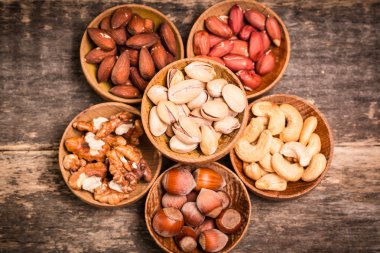 Ahşap masa, sağlıklı vegan fındık gıda mix.