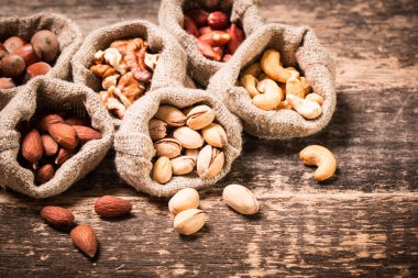 Ahşap masa, sağlıklı vegan fındık gıda mix.