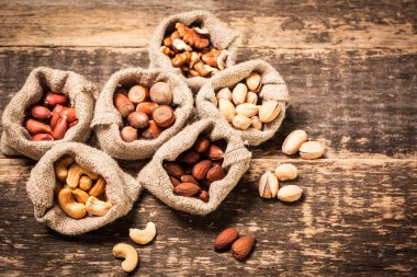 Ahşap masa, sağlıklı vegan fındık gıda mix.