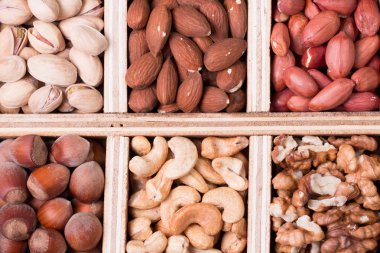 Ahşap masa, sağlıklı vegan fındık gıda mix.