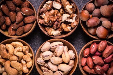 Ahşap masa, sağlıklı vegan fındık gıda mix.