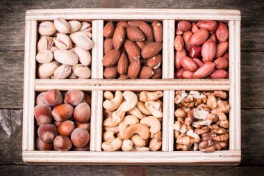 Ahşap masa, sağlıklı vegan fındık gıda mix.