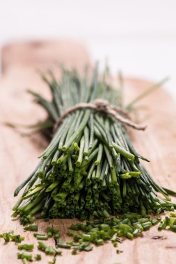 ahşap kesme tahtası, seçici odak taze Frenk soğanı demet