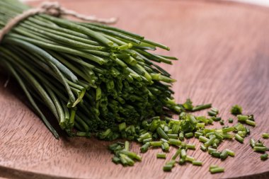 ahşap kesme tahtası, seçici odak taze Frenk soğanı demet