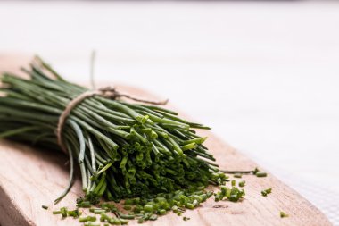 ahşap kesme tahtası, seçici odak taze Frenk soğanı demet