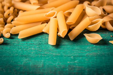 Makarna ahşap rustik arka plan üzerine çeşitli karışımı. Beslenme ve gıda 