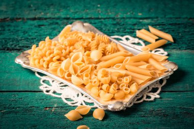 Makarna ahşap rustik arka plan üzerine çeşitli karışımı. Beslenme ve gıda 