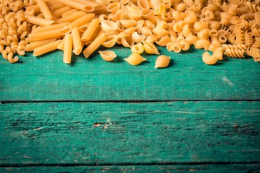 Makarna ahşap rustik arka plan üzerine çeşitli karışımı. Beslenme ve gıda 