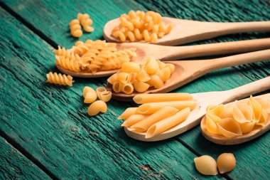 Makarna ahşap rustik arka plan üzerine çeşitli karışımı. Beslenme ve gıda 