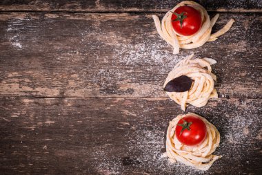 Makarna ahşap rustik arka plan üzerine çeşitli karışımı. Beslenme ve gıda 