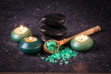 ahşap masa üzerinde taş ve mumlar ile spa konsepti ,