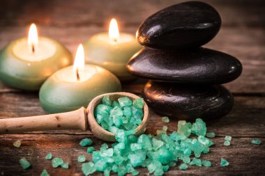 ahşap masa üzerinde taş ve mumlar ile spa konsepti ,