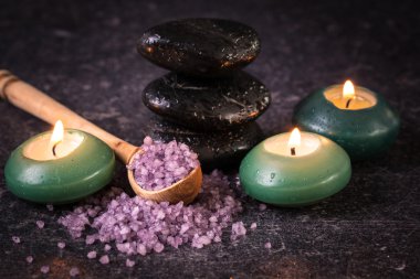 ahşap masa üzerinde taş ve mumlar ile spa konsepti ,