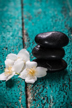 ahşap masa üzerinde taş ve mumlar ile spa konsepti ,