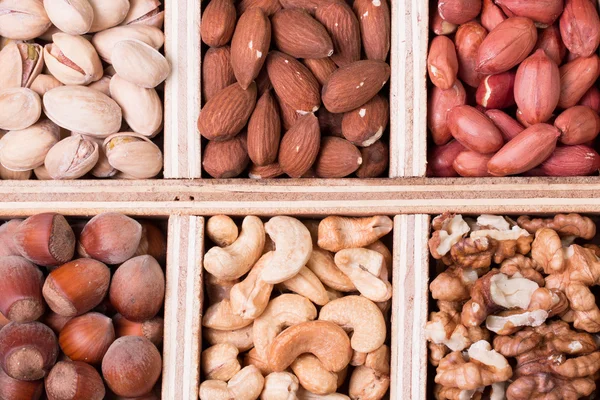 Ahşap masa, sağlıklı vegan fındık gıda mix.