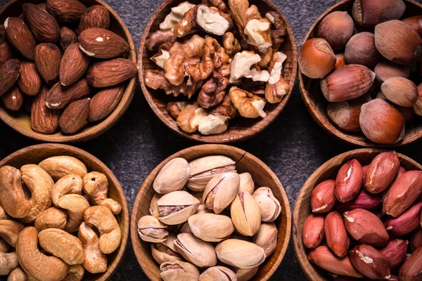 Ahşap masa, sağlıklı vegan fındık gıda mix.