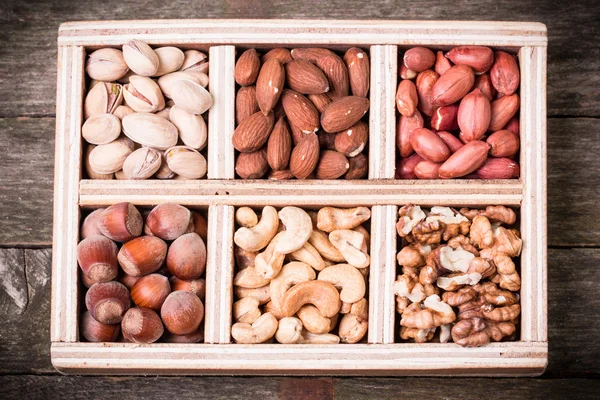 Ahşap masa, sağlıklı vegan fındık gıda mix.