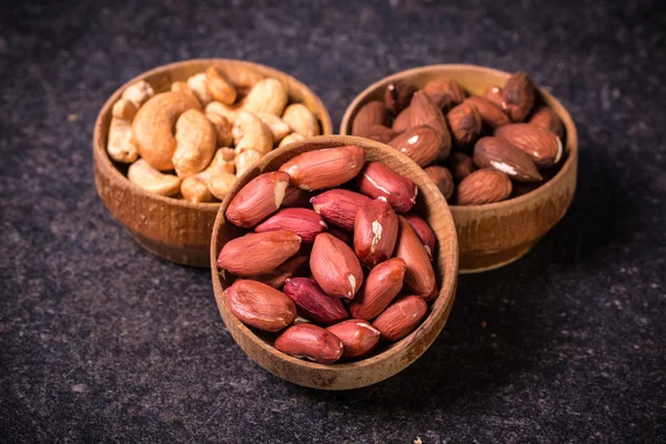 Ahşap masa, sağlıklı vegan fındık gıda mix.