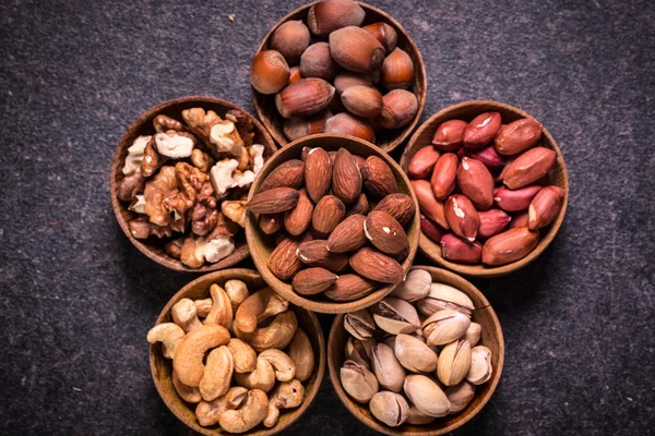 Ahşap masa, sağlıklı vegan fındık gıda mix.