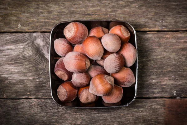 Nozes de mistura na mesa de madeira, comida vegan saudável . — Fotografia de Stock