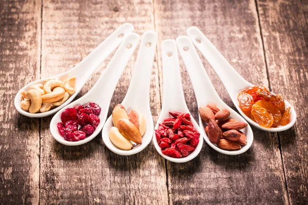 Nusssamen und Trockenfrüchte mischen, gesundes Superfood, veganes Essen — Stockfoto