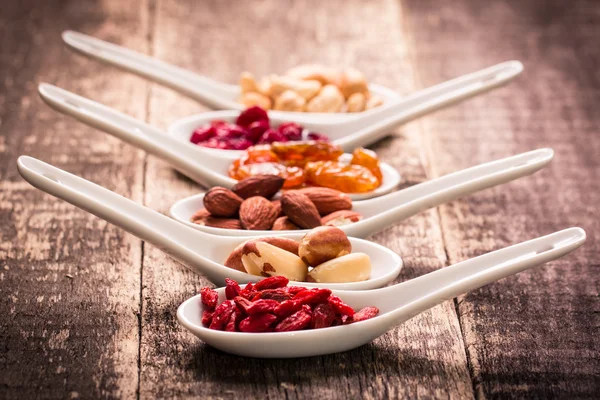 Nusssamen und Trockenfrüchte mischen, gesundes Superfood, veganes Essen — Stockfoto