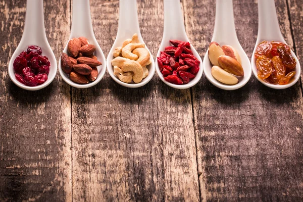 Nusssamen und Trockenfrüchte mischen, gesundes Superfood, veganes Essen — Stockfoto