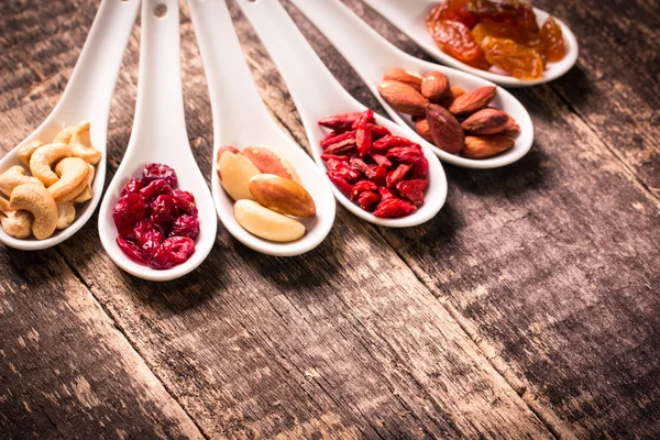 Nusssamen und Trockenfrüchte mischen, gesundes Superfood, veganes Essen — Stockfoto