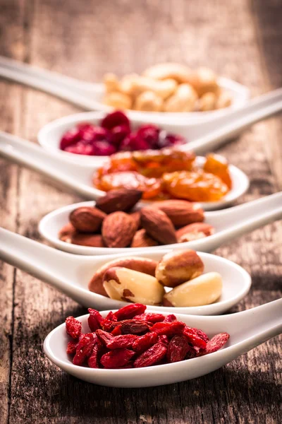 Nusssamen und Trockenfrüchte mischen, gesundes Superfood, veganes Essen — Stockfoto