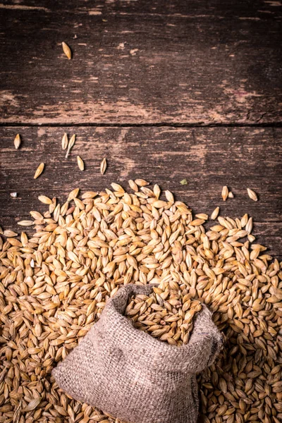 arpa ve ahşap masa, bira atlama sayısının