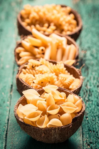 Várias misturas de massa no fundo rústico de madeira. Dieta e alimentos — Fotografia de Stock