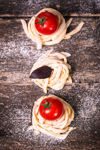 Различные смеси макарон на деревянном деревенском фоне. Диета и питание
 