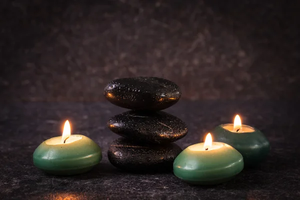 Concetto spa con pietra e candele sul tavolo in legno  , — Foto Stock