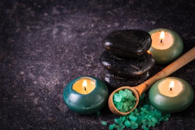 ahşap masa üzerinde taş ve mumlar ile spa konsepti ,