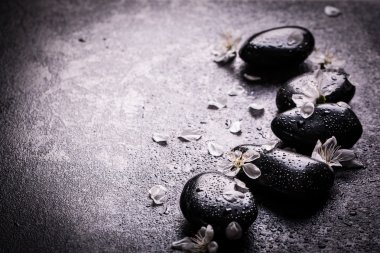 ahşap masa üzerinde taş ve mumlar ile spa konsepti ,