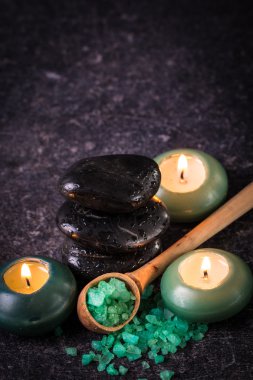 ahşap masa üzerinde taş ve mumlar ile spa konsepti ,