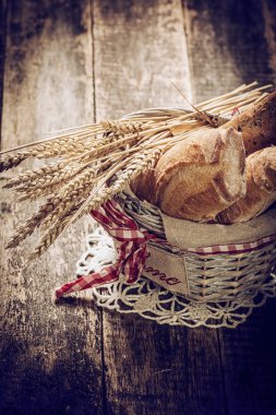 Ahşap masa, vintage filtre üzerinde taze ekmek